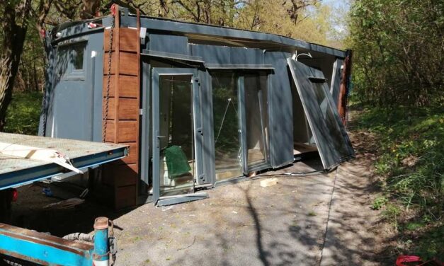 Darabokra szaggatta a fa a drága lakókonténert: kaotikus állapotok Budán a Szép Juhászné úton