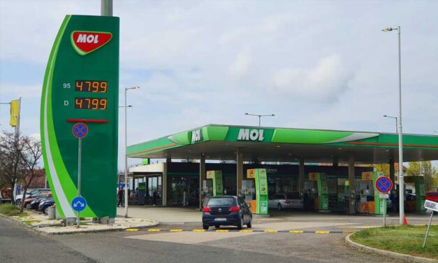 Vérfürdő az M1-ees autópálya benzinkútján: életveszélyesen megkéselte bolgár kollégáját egy kamionos