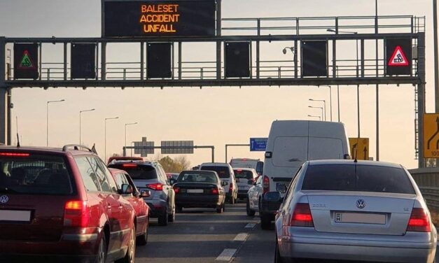 Több baleset történt az autópályákon, az M5-ösön egy ember meghalt, több kilométeres torlódások vannak