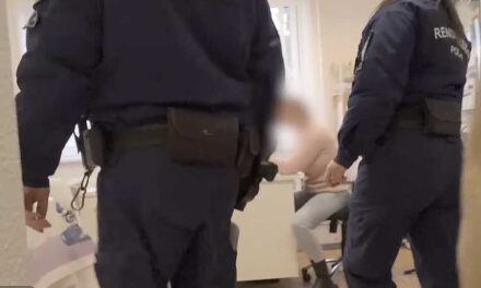 Májustól újra rendel az a gyermekorvos, aki oltási igazolásokat adott pénzért: a doktornőt bilincsben vitték el a rendelőjéből