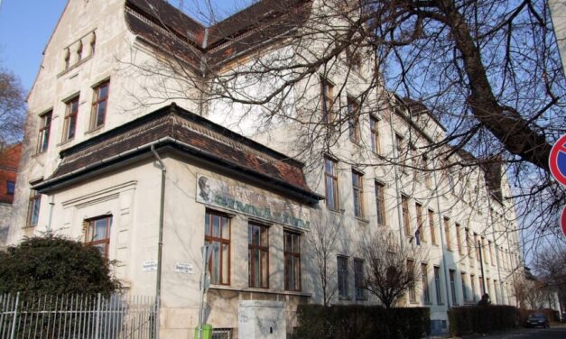 Botrány a fővárosi egyházi iskolában: különleges „szolgáltatásért” cserében matekérettségi tételeket ígért a diáklányoknak a tanár