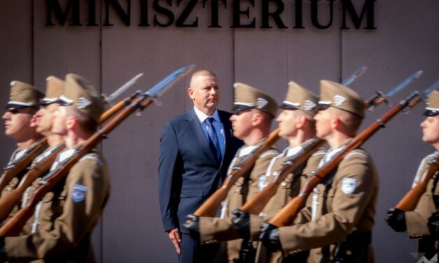 Katonai tiszteletadással fogadták Ruszin-Szendi Romuluszt a Honvédelmi Minisztériumban – videó a cikkben