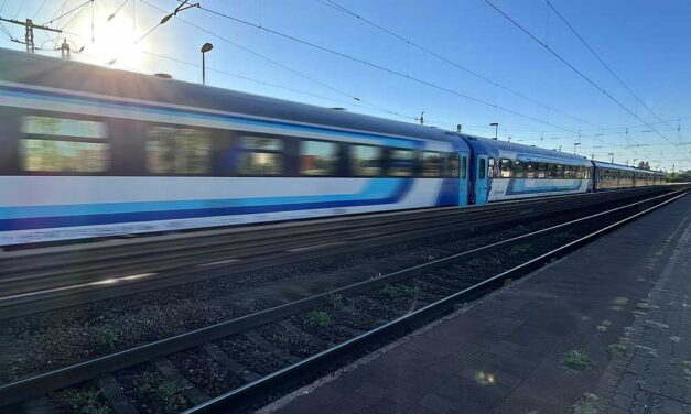 Hiába dudált a mozdonyvezető, telefonálás közben nem vette észre a másik vágányról érkező szerelvényt a fiatal lány: újabb részletek az óbudai halálos gázolásról