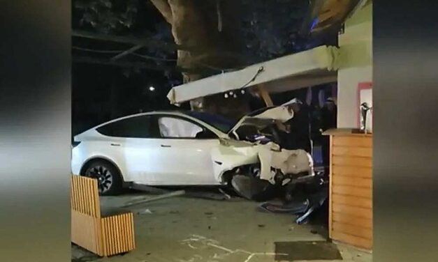 Fagylaltozóba csapódott egy részeg nő a Teslájával Siófokon, az ütközés után bort keresett az autójában