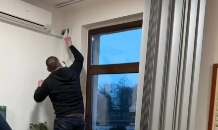 Elítélték Balatonalmádi volt polgármesterét, miután a klímában épített rejtett kamerával figyelte meg a jegyzőt