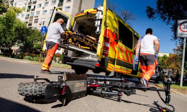 Tizenévesek szenvedtek súlyos rollerbalesetet: az egyik fiút eszméletlen állapotban vitték kórházba