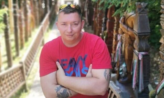 Házkutatást tartottak, majd előállították a rendőrök Szakács Istvánt, a lejáratóvideóról elhíresült megafonost