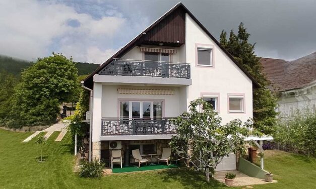 Rejtélyes haláleset a balatonfüredi apartmannál: rendőrök és mentők lepték el a környéket
