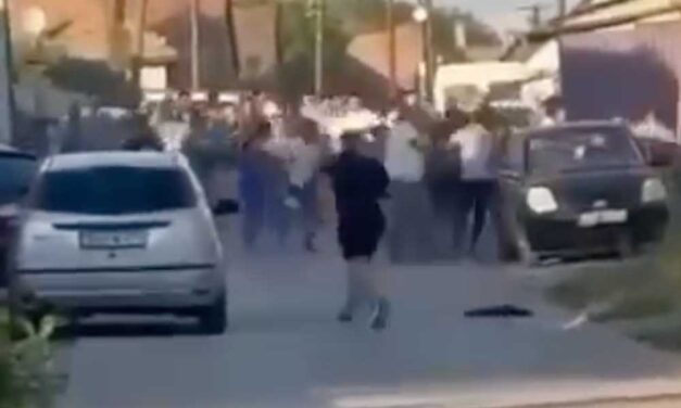 Tömegverekedés: két embert vettek őrizetbe, két embert pedig köröznek, miután kapával és vascsővel ment egymásnak két helyi család