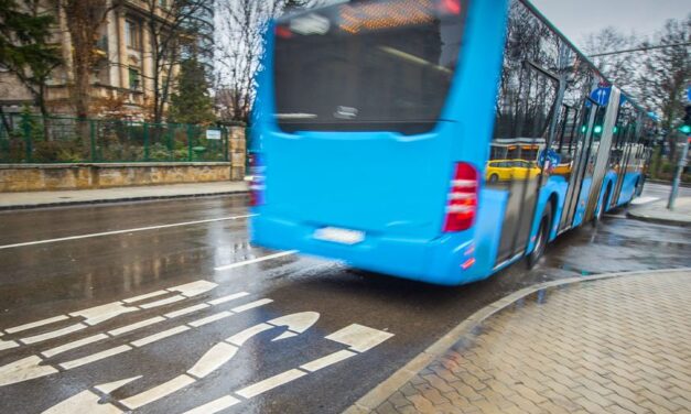 Gázolás Budapesten: elütötte a bicikliző kislányt, majd a lábán is áthajtott a busz Zuglóban