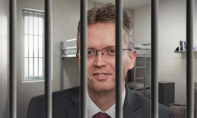 A ceglédi rendőrség fogdájában őrzik Hankó Balázst: a fideszes politikus saját magát és Fásy Ádám feleségét is politikai fogolynak tartja