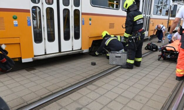 Tragédia: meghalt a 6 éves kisfiú, akit hetekkel ezelőtt gázolt el a villamos Budapest belvárosában