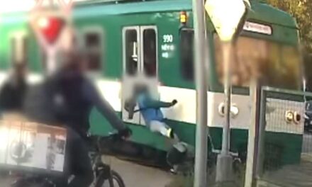 Sokkoló videón a HÉV-baleset: Piroson hajtott át a biciklis, métereken át vonszolta a szerelvény a bringát