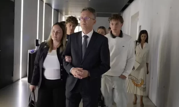 „Én vagyok”- telefonon hívta fel feleségét a fogdából Hankó Balázs, Zsuzsa asszony elmondta, mit vitt magával a börtönbe a fideszes politikus